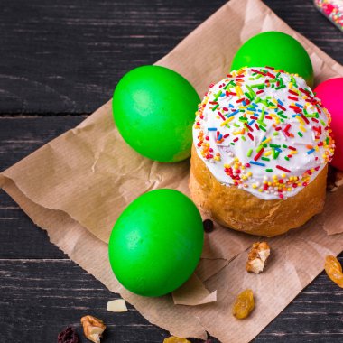 Paskalya kek ve Paskalya yumurtası. Mutlu Paskalyalar! (geleneksel dekorasyon ve muamele etmek) Paskalya gıda. Uzay kopyalayın. üstten görünüm