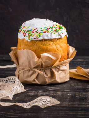 Paskalya kek ve Paskalya yumurtası. Mutlu Paskalyalar! (geleneksel dekorasyon ve muamele etmek) Paskalya gıda. Uzay kopyalayın. üstten görünüm