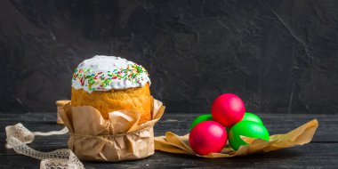 Paskalya kek ve Paskalya yumurtası. Mutlu Paskalyalar! (geleneksel dekorasyon ve muamele etmek) Paskalya gıda. Uzay kopyalayın. üstten görünüm