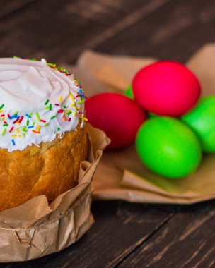 Paskalya kek ve Paskalya yumurtası. Mutlu Paskalyalar! (geleneksel dekorasyon ve muamele etmek) Paskalya gıda. Uzay kopyalayın. üstten görünüm