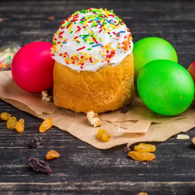 Paskalya kek ve Paskalya yumurtası. Mutlu Paskalyalar! (geleneksel dekorasyon ve muamele etmek) Paskalya gıda. Uzay kopyalayın. üstten görünüm