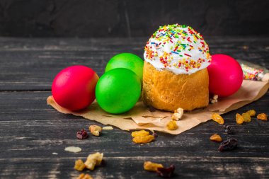 Paskalya kek ve Paskalya yumurtası. Mutlu Paskalyalar! (geleneksel dekorasyon ve muamele etmek) Paskalya gıda. Uzay kopyalayın. üstten görünüm
