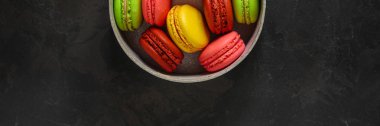 Macaron veya acıbadem kurabiyesi kek, renkli cookies(dark background). kopya alanı