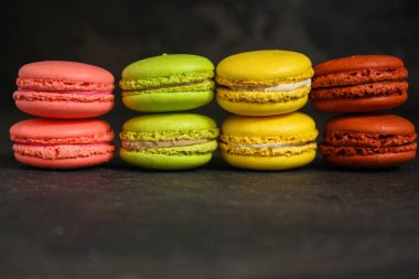 Macaron veya acıbadem kurabiyesi kek, renkli cookies(dark background). kopya alanı