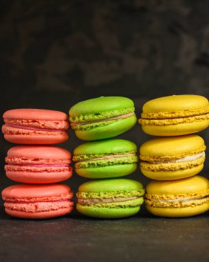 Macaron veya acıbadem kurabiyesi kek, renkli cookies(dark background). kopya alanı