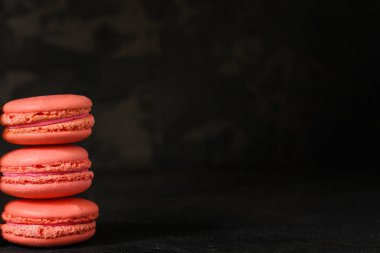 Macaron veya acıbadem kurabiyesi kek, renkli cookies(dark background). kopya alanı