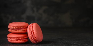 Macaron veya acıbadem kurabiyesi kek, renkli cookies(dark background). kopya alanı