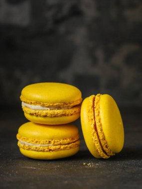 Macaron veya acıbadem kurabiyesi kek, renkli cookies(dark background). kopya alanı