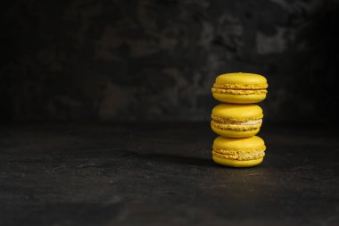Macaron veya acıbadem kurabiyesi kek, renkli cookies(dark background). kopya alanı