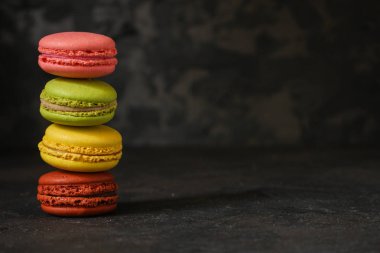 Macaron veya acıbadem kurabiyesi kek, renkli cookies(dark background). kopya alanı
