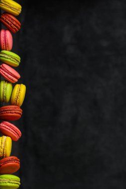 Macaron veya acıbadem kurabiyesi kek, renkli cookies(dark background). kopya alanı