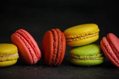 Macaron veya acıbadem kurabiyesi kek, renkli cookies(dark background). kopya alanı