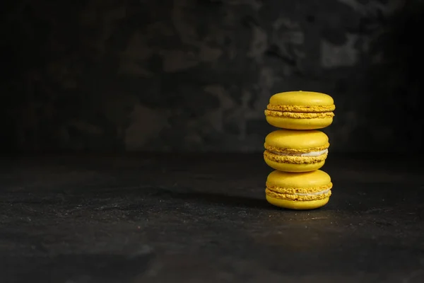 Macaron Oder Makronenkuchen Bunte Kekse Dunkler Hintergrund Kopierraum — Stockfoto