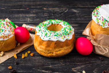 Paskalya kek ve Paskalya yumurtası. Mutlu Paskalyalar! (geleneksel dekorasyon ve muamele etmek) Paskalya gıda. Uzay kopyalayın. üstten görünüm