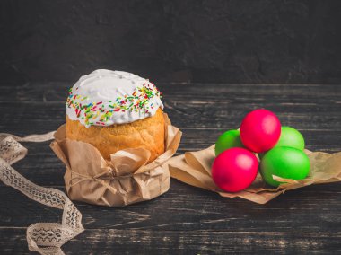 Paskalya kek ve Paskalya yumurtası. Mutlu Paskalyalar! (geleneksel dekorasyon ve muamele etmek) Paskalya gıda. Uzay kopyalayın. üstten görünüm