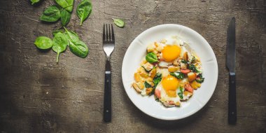 Kızarmış yumurta ıspanak, sosis ve ekmek kırıntıları - sağlıklı kahvaltı (hızlı yemek). Üstten görünüm. kopya alanı