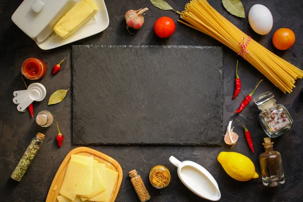 Makarna, malzemeler, domates (masaya kayrak)