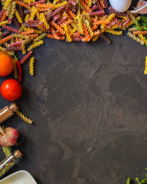 Makarna, maddeler, domates sosu (kayrak tablecutting tahta üzerinde). üstten görünüm. kopya alanı