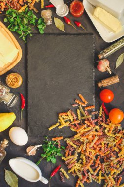 Makarna, maddeler, domates sosu (kayrak tablecutting tahta üzerinde). üstten görünüm. kopya alanı