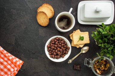 Mısır gevreği, kahve, kurabiye - kahvaltı ve diğer maddeler. Üstten görünüm. kopya alanı