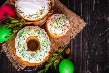 Paskalya kek ve Paskalya yumurtası. Mutlu Paskalyalar! (geleneksel dekorasyon ve muamele etmek) Paskalya gıda. Uzay kopyalayın. üstten görünüm