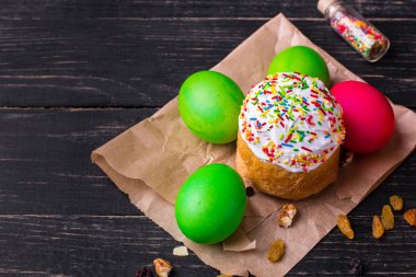 Paskalya kek ve Paskalya yumurtası. Mutlu Paskalyalar! (geleneksel dekorasyon ve muamele etmek) Paskalya gıda. Uzay kopyalayın. üstten görünüm