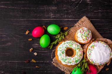Paskalya kek ve Paskalya yumurtası. Mutlu Paskalyalar! (geleneksel dekorasyon ve muamele etmek) Paskalya gıda. Uzay kopyalayın. üstten görünüm