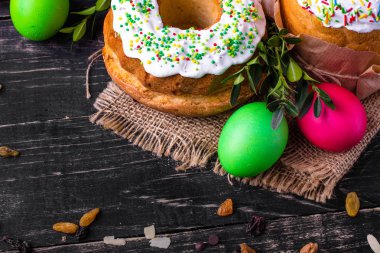 Paskalya kek ve Paskalya yumurtası. Mutlu Paskalyalar! (geleneksel dekorasyon ve muamele etmek) Paskalya gıda. Uzay kopyalayın. üstten görünüm