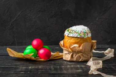 Paskalya kek ve Paskalya yumurtası. Mutlu Paskalyalar! (geleneksel dekorasyon ve muamele etmek) Paskalya gıda. Uzay kopyalayın. üstten görünüm