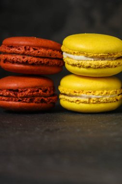 Macaron veya acıbadem kurabiyesi kek, renkli kurabiye (koyu arka plan). kopya alanı