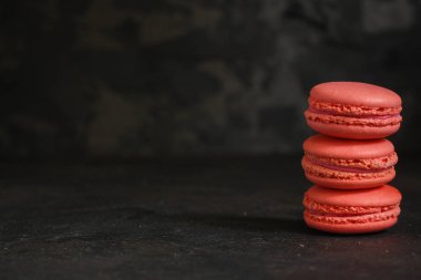 Macaron veya acıbadem kurabiyesi kek, renkli kurabiye (koyu arka plan). kopya alanı