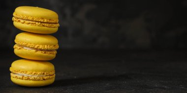 Macaron veya acıbadem kurabiyesi kek, renkli kurabiye (koyu arka plan). kopya alanı
