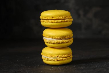 Macaron veya acıbadem kurabiyesi kek, renkli kurabiye (koyu arka plan). kopya alanı