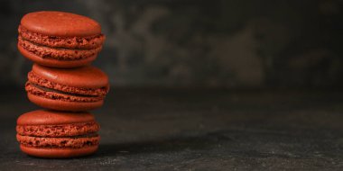 Macaron veya acıbadem kurabiyesi kek, renkli kurabiye (koyu arka plan). kopya alanı