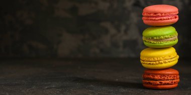 Macaron veya acıbadem kurabiyesi kek, renkli kurabiye (koyu arka plan). kopya alanı