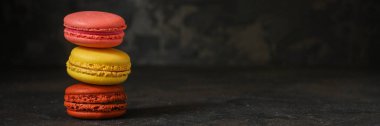 Macaron veya acıbadem kurabiyesi kek, renkli kurabiye (koyu arka plan). kopya alanı
