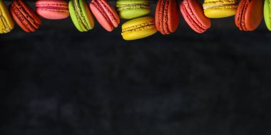 Macaron veya acıbadem kurabiyesi kek, renkli kurabiye (koyu arka plan). kopya alanı