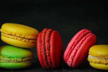 Macaron veya acıbadem kurabiyesi kek, renkli kurabiye (koyu arka plan). kopya alanı