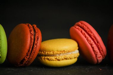 Macaron veya acıbadem kurabiyesi kek, renkli kurabiye (koyu arka plan). kopya alanı