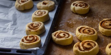 çörekler tarçın - pişirme işlemi Cinnabon. (gıda arka plan). kopya alanı