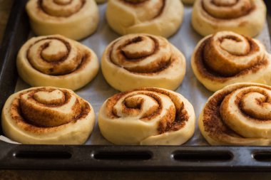 çörekler tarçın - pişirme işlemi Cinnabon. (gıda arka plan). kopya alanı