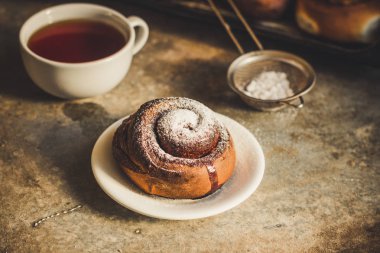 çörekler tarçın - pişirme işlemi Cinnabon. (gıda arka plan). kopya alanı