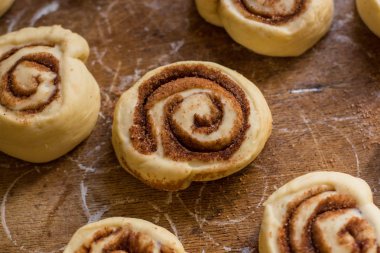 çörekler tarçın - pişirme işlemi Cinnabon. (gıda arka plan). kopya alanı