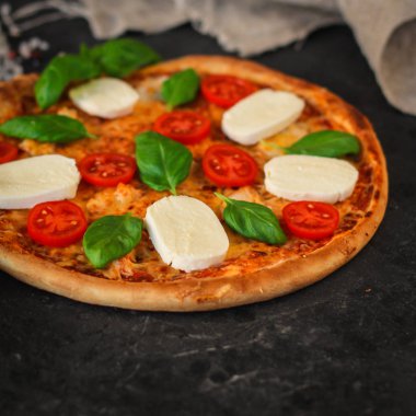pizza sebze ve peynir (brokoli, mozzarella fesleğen ve diğerleri). Gıda arka plan