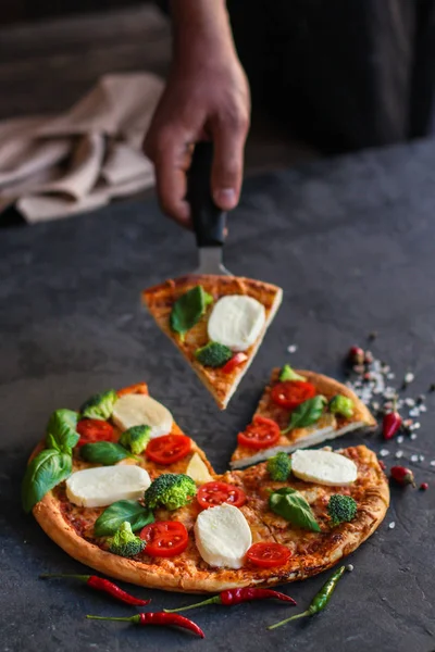 Legumes Pizza Queijo Brócolis Manjericão Mussarela Outros Fundo Alimentar — Fotografia de Stock
