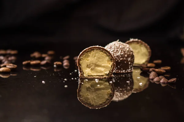 Bonbóny Čokolády Plněné Kokosová Příchuť — Stock fotografie