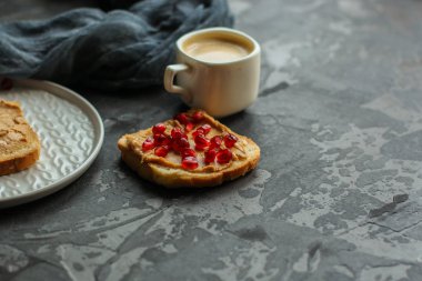 sandwichpomegranate, fıstık ezmesi (tatlı çerez). En iyi gıda arka plan