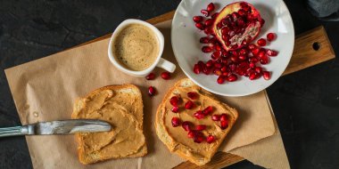 sandwichpomegranate, fıstık ezmesi (tatlı çerez). En iyi gıda arka plan