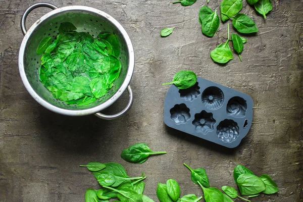 ıspanak (taze ve sulu yeşil çim). Bir dondurma - hazırlık için hazırlık. Sayfanın Üstü.. Gıda arka plan