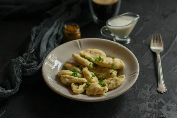 Dumplings Plato Blanco Masa Con Diferentes Rellenos Antecedentes Alimenticios Fondo —  Fotos de Stock